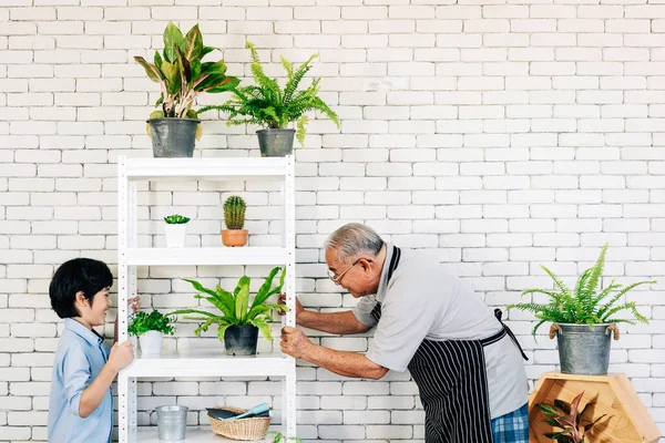 Asiatischer Rentner Opa Und Sein Enkel Lächeln Und Verbringen Viel — Stockfoto