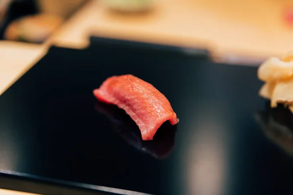 Farina Giapponese All Omakase Primo Piano Chutoro Tonno Rosso Sushi — Foto Stock