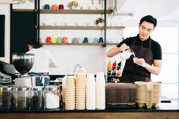 Giovane Maschio Asiatico Misurazione Del Latte Fare Caffè Latte Donna — Foto Stock