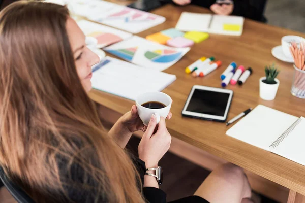 Großaufnahme Kaukasische Geschäftsfrau Sitzt Und Hält Eine Tasse Kaffee Während — Stockfoto