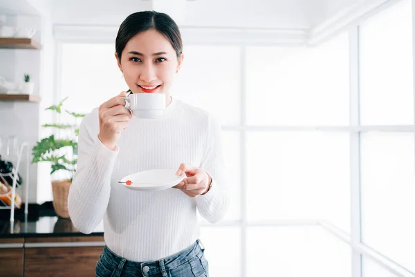 Uma Jovem Mulher Asiática Bonita Vestindo Uma Camisola Bebendo Café — Fotografia de Stock