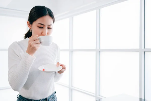 Uma Jovem Mulher Asiática Bonita Vestindo Uma Camisola Bebendo Café — Fotografia de Stock