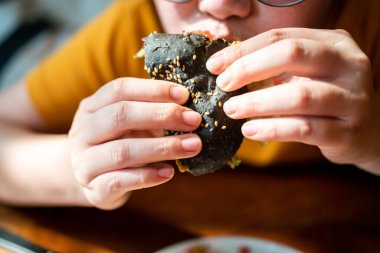 Guacamole soslu Brokoli kinoa kömür burgeri, mango salsa sosu ve yarısı kesilmiş taze salata ısırılır. Vejetaryenler için yaratıcı vejetaryen yemeği.