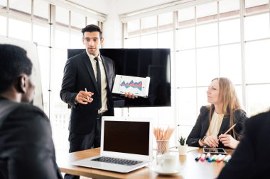 İş grupları toplantıları, geçen yılki teftiş hakkında şirket tartışmaları ve ofiste yeni bir iş planı. Seminerdeki Kafkaslar ve Afrikalılar gibi çeşitli uluslardan iş adamları.