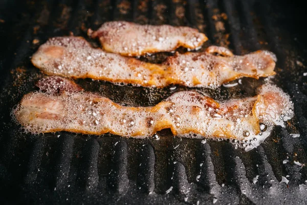 Close Frying Sizzling Bacon Strips Pan Hot Greasing Bacon Oil — Stock Photo, Image