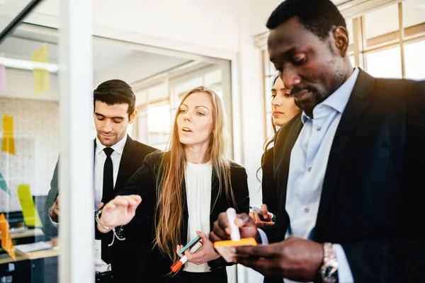 Gruppe Erfolgreicher Unternehmerischer Teamarbeit Brainstormtreffen Mit Buntem Klebepapier Der Glaswand — Stockfoto