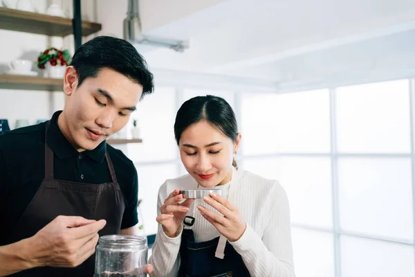 Una Studentessa Asiatica Barista Annusa Attentamente Seleziona Chicchi Caffè Con — Foto Stock