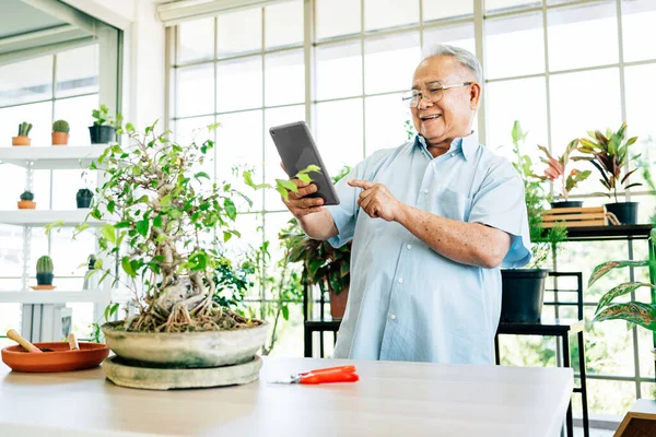 Asiatische Rentner Großvater Mit Einem Digitalen Tablet Für Den Verkauf — Stockfoto