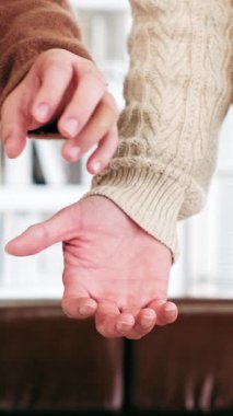 Samimi kazaklı genç çiftler, Sevgililer Günü 'nde el ele tutuşup, aşkı ve yakınlığı kutluyorlar. Birbirlerine dolanmış parmakları sıcaklığı, birlikteliği, romantizmi ve şefkatli anları ifade eder.