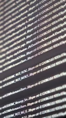 Bulanık bilgisayar ekranı, karanlık bir arayüzde kod ve sistem günlükleri içeren uçbirim çıktısını görüntülüyor.