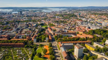 Oslo, Norveç. Oslo şehir merkezi için uçan İHA 'dan güzel panoramik hava manzaralı fotoğraf. Güneşli bir yaz gününde denizin arka planında, dağlarda ve mavi gökyüzünde. (Seriler)