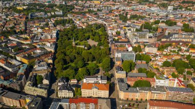 Oslo, Norveç. Oslo şehir merkezi için uçan İHA 'dan güzel panoramik hava manzaralı fotoğraf. Güneşli bir yaz gününde denizin arka planında, dağlarda ve mavi gökyüzünde. (Seriler)