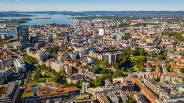Oslo, Norveç. Oslo şehir merkezi için uçan İHA 'dan güzel panoramik hava manzaralı fotoğraf. Güneşli bir yaz gününde denizin arka planında, dağlarda ve mavi gökyüzünde. (Seriler)