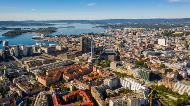 Oslo, Norveç. Oslo şehir merkezi için uçan İHA 'dan güzel panoramik hava manzaralı fotoğraf. Güneşli bir yaz gününde denizin arka planında, dağlarda ve mavi gökyüzünde. (Seriler)