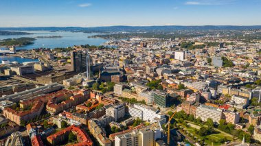 Oslo, Norveç. Oslo şehir merkezi için uçan İHA 'dan güzel panoramik hava manzaralı fotoğraf. Güneşli bir yaz gününde denizin arka planında, dağlarda ve mavi gökyüzünde. (Seriler)