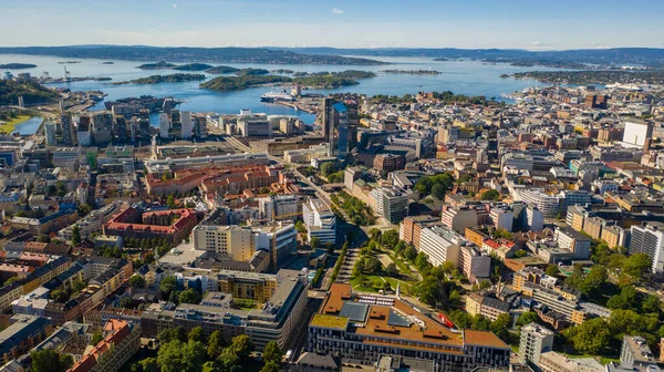 Oslo, Norveç. Oslo şehir merkezi için uçan İHA 'dan güzel panoramik hava manzaralı fotoğraf. Güneşli bir yaz gününde denizin arka planında, dağlarda ve mavi gökyüzünde. (Seriler)
