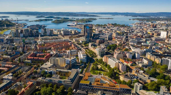 挪威奥斯陆 奥斯陆市中心的无人驾驶飞机拍摄的美丽的全景航空图 在阳光明媚的夏日 在大海 高山和蓝天的背景下 免版税图库图片