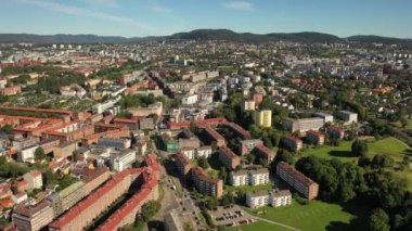 Oslo, Norveç. Hava aracından Oslo şehir merkezine güzel bir 4K panoramik hava görüntüsü. Güneşli bir yaz gününde denizin arka planında, dağlarda ve mavi gökyüzünde. (Seriler)