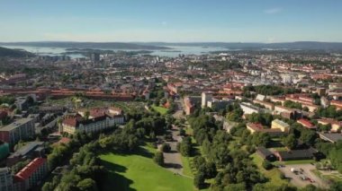 Oslo, Norveç. Hava aracından Oslo şehir merkezine güzel bir 4K panoramik hava görüntüsü. Güneşli bir yaz gününde denizin arka planında, dağlarda ve mavi gökyüzünde. (Seriler)