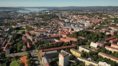 Oslo, Norveç. Hava aracından Oslo şehir merkezine güzel bir 4K panoramik hava görüntüsü. Güneşli bir yaz gününde denizin arka planında, dağlarda ve mavi gökyüzünde. (Seriler)