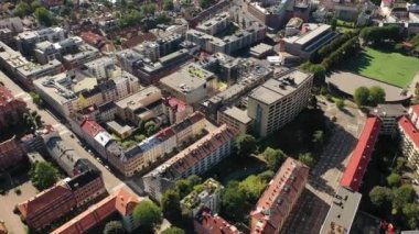 Oslo, Norveç. Hava aracından Oslo şehir merkezine güzel bir 4K panoramik hava görüntüsü. Güneşli bir yaz gününde denizin arka planında, dağlarda ve mavi gökyüzünde. (Seriler)