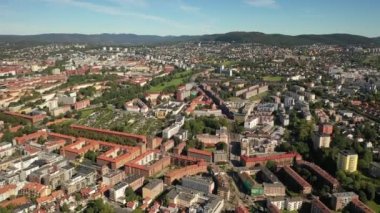 Oslo, Norveç. İHA 'dan Oslo şehrine, yeni mahallelere ve yeni evlere giden güzel 4K panoramik hava videosu. Güneşli bir yaz gününde, dağların arka planında ve mavi gökyüzünde. (Seriler)