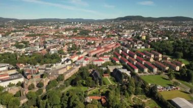 Oslo, Norveç. İHA 'dan Oslo şehrine, yeni mahallelere ve yeni evlere giden güzel 4K panoramik hava videosu. Güneşli bir yaz gününde, dağların arka planında ve mavi gökyüzünde. (Seriler)