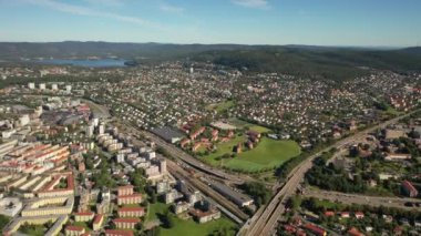 Oslo, Norveç. İHA 'dan Oslo şehrine, yeni mahallelere ve yeni evlere giden güzel 4K panoramik hava videosu. Güneşli bir yaz gününde, dağların arka planında ve mavi gökyüzünde. (Seriler)