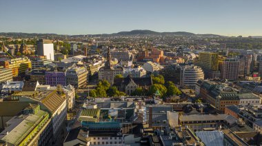 Oslo, Norveç. Oslo şehir merkezi için uçan İHA 'dan güzel panoramik hava manzaralı fotoğraf. Güneşli bir yaz gününde dağların ve mavi gökyüzünün arka planına karşı. (Seriler)