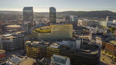 Oslo, Norveç. Oslo şehir merkezi için uçan İHA 'dan güzel panoramik hava manzaralı fotoğraf. Güneşli bir yaz gününde dağların ve mavi gökyüzünün arka planına karşı. (Seriler)