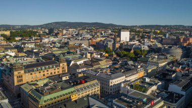 Oslo, Norveç. Oslo şehir merkezi için uçan İHA 'dan güzel panoramik hava manzaralı fotoğraf. Güneşli bir yaz gününde dağların ve mavi gökyüzünün arka planına karşı. (Seriler)