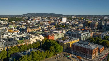 Oslo, Norveç. Oslo şehir merkezi için uçan İHA 'dan güzel panoramik hava manzaralı fotoğraf. Güneşli bir yaz gününde dağların ve mavi gökyüzünün arka planına karşı. (Seriler)