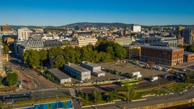 Oslo, Norveç. Oslo şehir merkezi için uçan İHA 'dan güzel panoramik hava manzaralı fotoğraf. Güneşli bir yaz gününde dağların ve mavi gökyüzünün arka planına karşı. (Seriler)