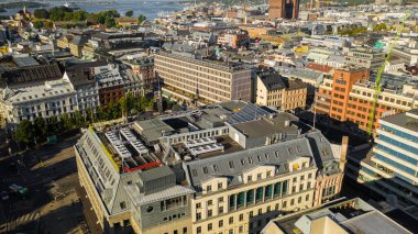 Oslo, Norveç. Oslo şehir merkezi için uçan İHA 'dan güzel panoramik hava manzaralı fotoğraf. Güneşli bir yaz gününde dağların ve mavi gökyüzünün arka planına karşı. (Seriler)