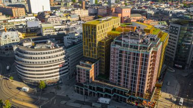 Oslo, Norveç. Oslo şehir merkezi için uçan İHA 'dan güzel panoramik hava manzaralı fotoğraf. Güneşli bir yaz gününde dağların ve mavi gökyüzünün arka planına karşı. (Seriler)