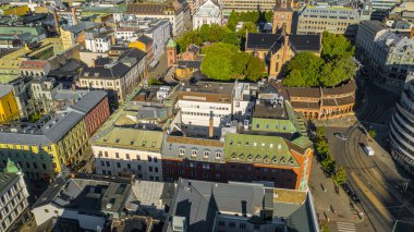 Oslo, Norveç. Oslo şehir merkezi için uçan İHA 'dan güzel panoramik hava manzaralı fotoğraf. Güneşli bir yaz gününde dağların ve mavi gökyüzünün arka planına karşı. (Seriler)