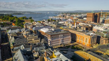 Oslo, Norveç. Oslo şehir merkezi için uçan İHA 'dan güzel panoramik hava manzaralı fotoğraf. Güneşli bir yaz gününde dağların ve mavi gökyüzünün arka planına karşı. (Seriler)