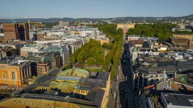 Oslo, Norveç. Oslo şehir merkezi için uçan İHA 'dan güzel panoramik hava manzaralı fotoğraf. Güneşli bir yaz gününde dağların ve mavi gökyüzünün arka planına karşı. (Seriler)
