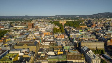 Oslo, Norveç. Oslo şehir merkezi için uçan İHA 'dan güzel panoramik hava manzaralı fotoğraf. Güneşli bir yaz gününde dağların ve mavi gökyüzünün arka planına karşı. (Seriler)