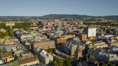 Oslo, Norveç. Oslo şehir merkezi için uçan İHA 'dan güzel panoramik hava manzaralı fotoğraf. Güneşli bir yaz gününde dağların ve mavi gökyüzünün arka planına karşı. (Seriler)