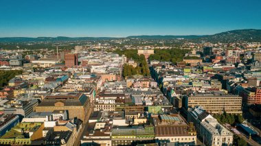 Oslo, Norveç. Oslo şehir merkezi için uçan İHA 'dan güzel panoramik hava manzaralı fotoğraf. Güneşli bir yaz gününde dağların ve mavi gökyüzünün arka planına karşı. (Seriler)