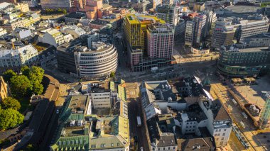 Oslo, Norveç. Oslo şehir merkezi için uçan İHA 'dan güzel panoramik hava manzaralı fotoğraf. Güneşli bir yaz gününde dağların ve mavi gökyüzünün arka planına karşı. (Seriler)