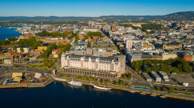 Oslo, Norveç. Oslo şehir merkezi için uçan İHA 'dan güzel panoramik hava manzaralı fotoğraf. Güneşli bir yaz gününde dağların ve mavi gökyüzünün arka planına karşı. (Seriler)