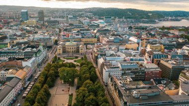 Oslo, Norveç. Oslo şehir merkezi için uçan İHA 'dan güzel panoramik hava manzaralı fotoğraf. Güneşli bir yaz gününde dağların ve mavi gökyüzünün arka planına karşı. (Seriler)