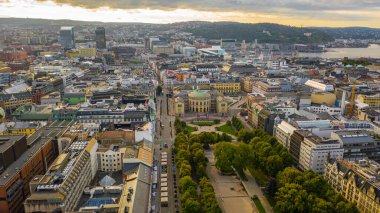 Oslo, Norveç. Oslo şehir merkezi için uçan İHA 'dan güzel panoramik hava manzaralı fotoğraf. Güneşli bir yaz gününde dağların ve mavi gökyüzünün arka planına karşı. (Seriler)