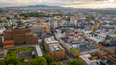 Oslo, Norveç. Oslo şehir merkezi için uçan İHA 'dan güzel panoramik hava manzaralı fotoğraf. Güneşli bir yaz gününde dağların ve mavi gökyüzünün arka planına karşı. (Seriler)