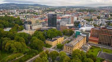 Oslo, Norveç. Oslo şehir merkezi için uçan İHA 'dan güzel panoramik hava manzaralı fotoğraf. Güneşli bir yaz gününde dağların ve mavi gökyüzünün arka planına karşı. (Seriler)