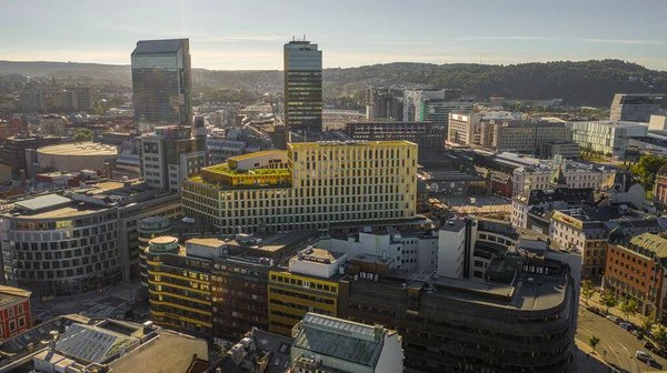 Oslo, Norveç. Oslo şehir merkezi için uçan İHA 'dan güzel panoramik hava manzaralı fotoğraf. Güneşli bir yaz gününde dağların ve mavi gökyüzünün arka planına karşı. (Seriler)