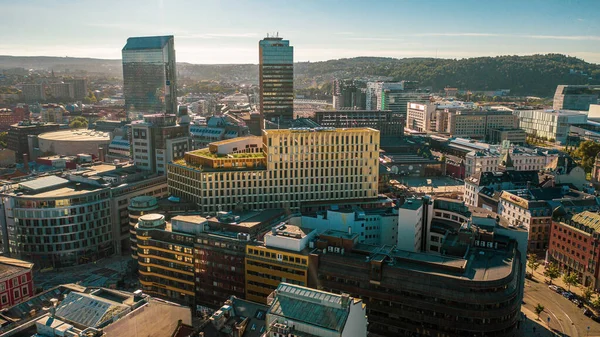 Oslo, Norveç. Oslo şehir merkezi için uçan İHA 'dan güzel panoramik hava manzaralı fotoğraf. Güneşli bir yaz gününde dağların ve mavi gökyüzünün arka planına karşı. (Seriler)