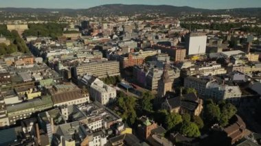 Oslo, Norveç. Hava aracından Oslo şehir merkezine güzel bir 4K panoramik hava görüntüsü. Güneşli bir yaz gününde, dağların arka planında ve mavi gökyüzünde. (Seriler)